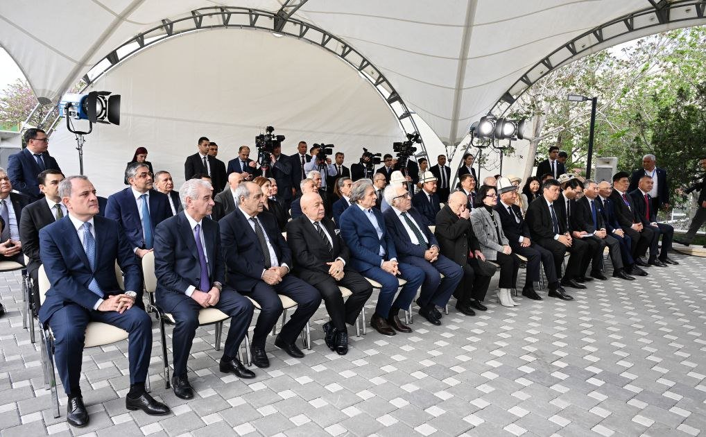 İlham Əliyev və Sadır Japarov Çingiz Aytmatovun abidəsinin açılış mərasimində iştirak etdilər - FOTO - foto 3