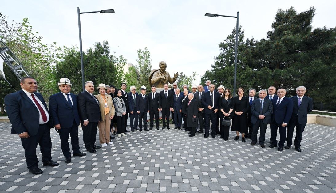 İlham Əliyev və Sadır Japarov Çingiz Aytmatovun abidəsinin açılış mərasimində iştirak etdilər - FOTO - foto 17