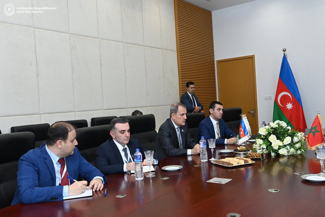 Ceyhun Bayramov mərakeşli həmkarı ilə parlamentlərarası əlaqələri müzakirə edib - FOTO - foto 1