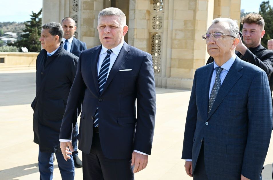 Slovakiyanın Baş naziri Şəhidlər xiyabanını ziyarət etdi - FOTO - foto 2