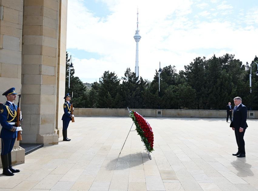 Slovakiyanın Baş naziri Şəhidlər xiyabanını ziyarət etdi - FOTO - foto 4