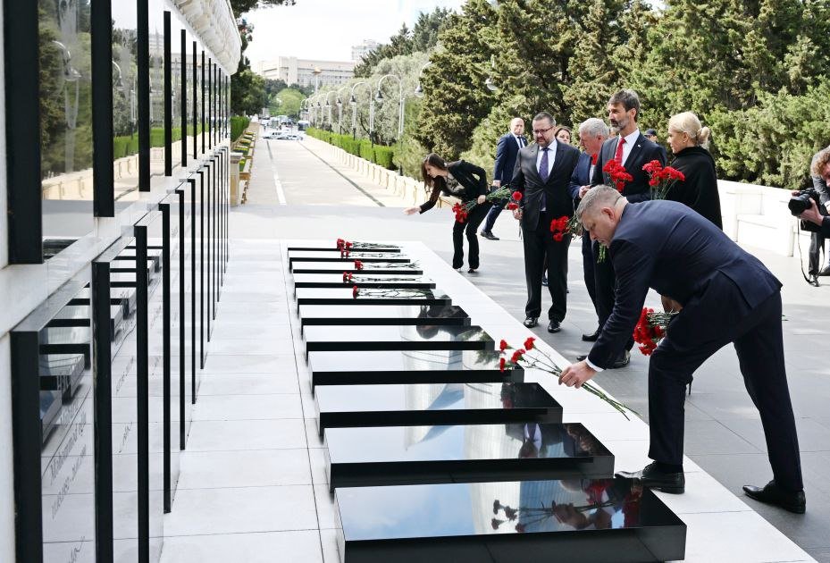 Slovakiyanın Baş naziri Şəhidlər xiyabanını ziyarət etdi - FOTO - foto 1