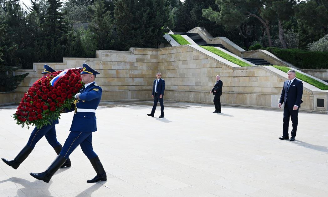 Slovakiyanın Baş naziri Şəhidlər xiyabanını ziyarət etdi - FOTO - foto 3