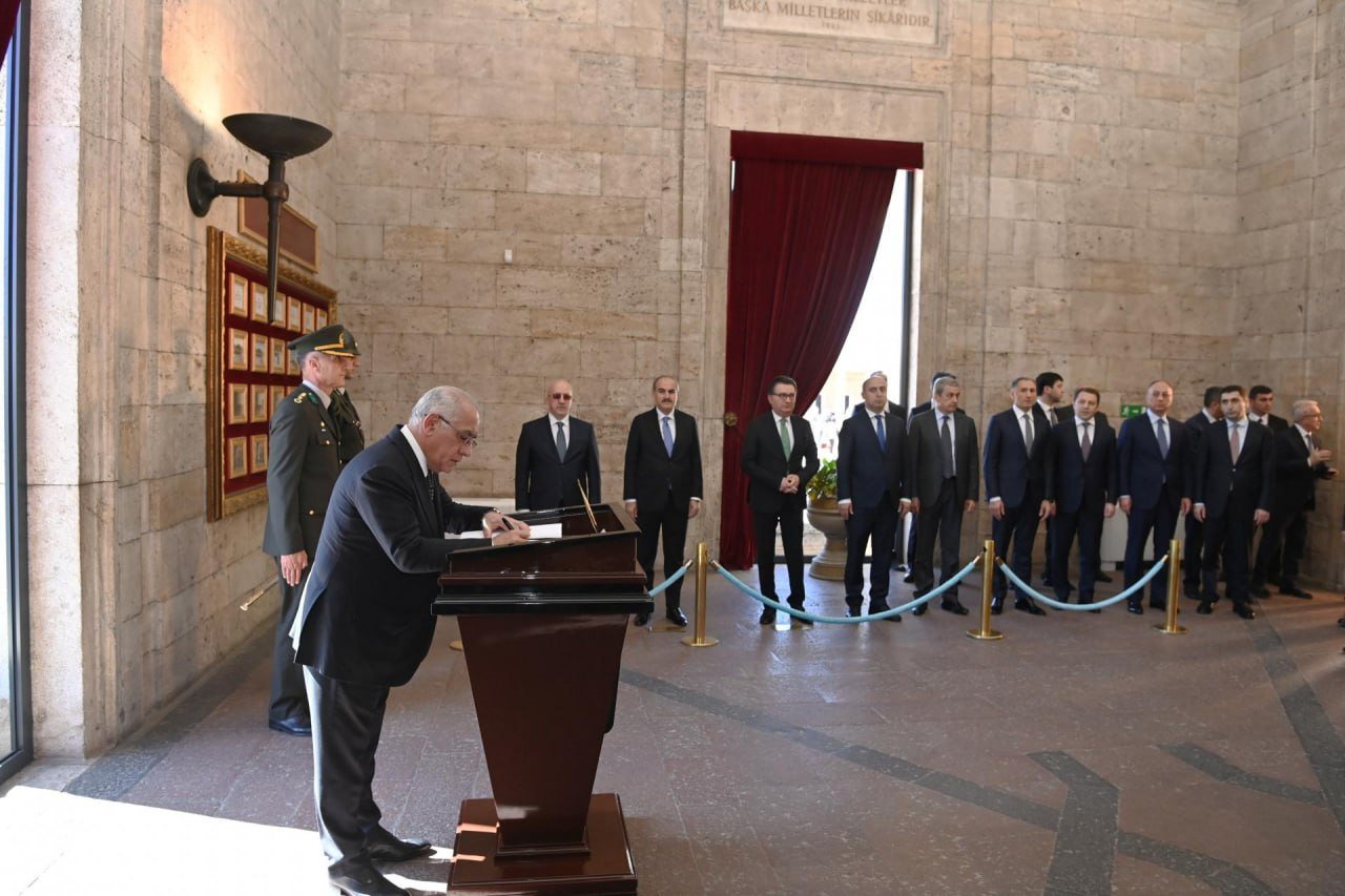 Əli Əsədov Ankarada Atatürkün məqbərəsini ziyarət etdi - FOTO - foto 3