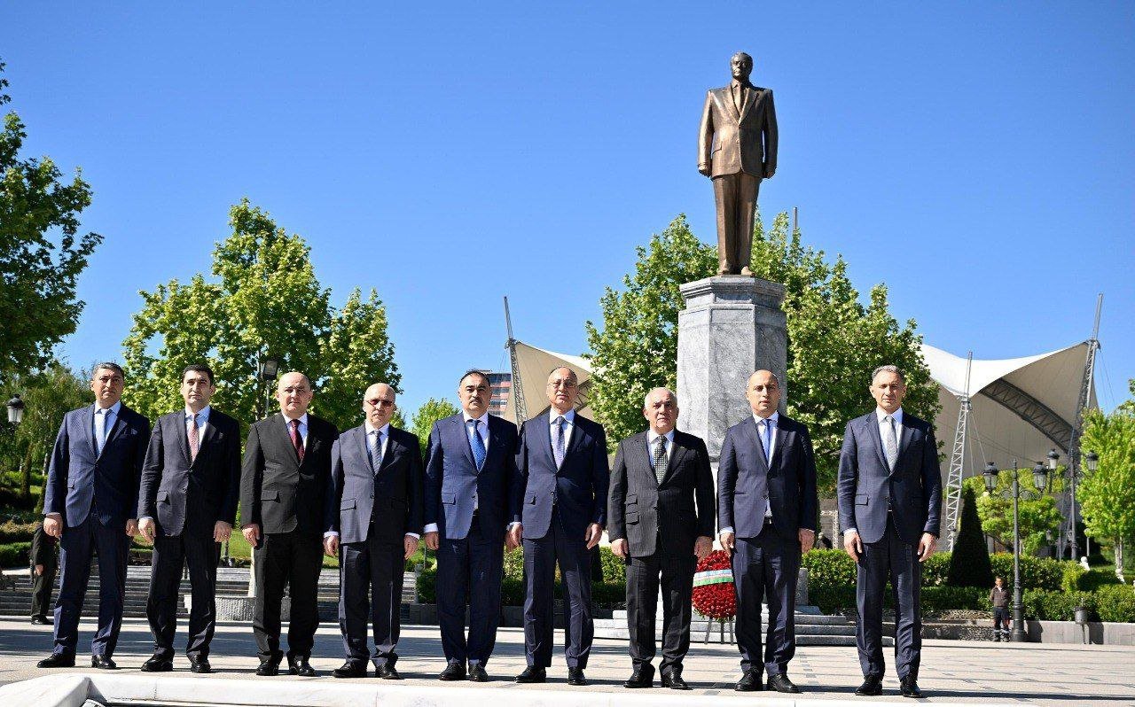 Əli Əsədov Ankarada Ümummilli Lider Heydər Əliyevin abidəsini ziyarət edib - FOTO - foto 1