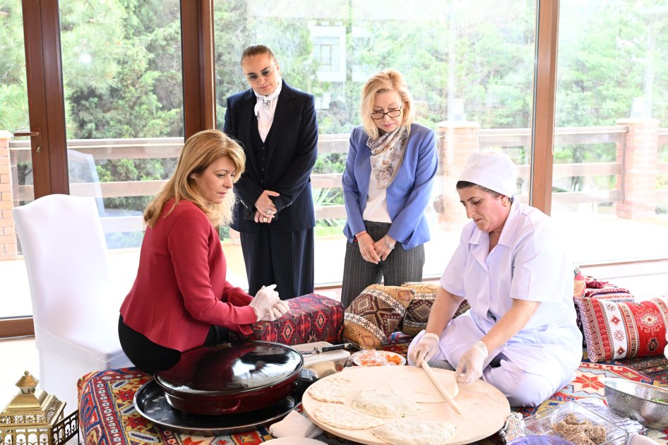 Bolqarıstanın birinci xanımı milli mətbəximizlə tanış oldu - FOTO - foto 3