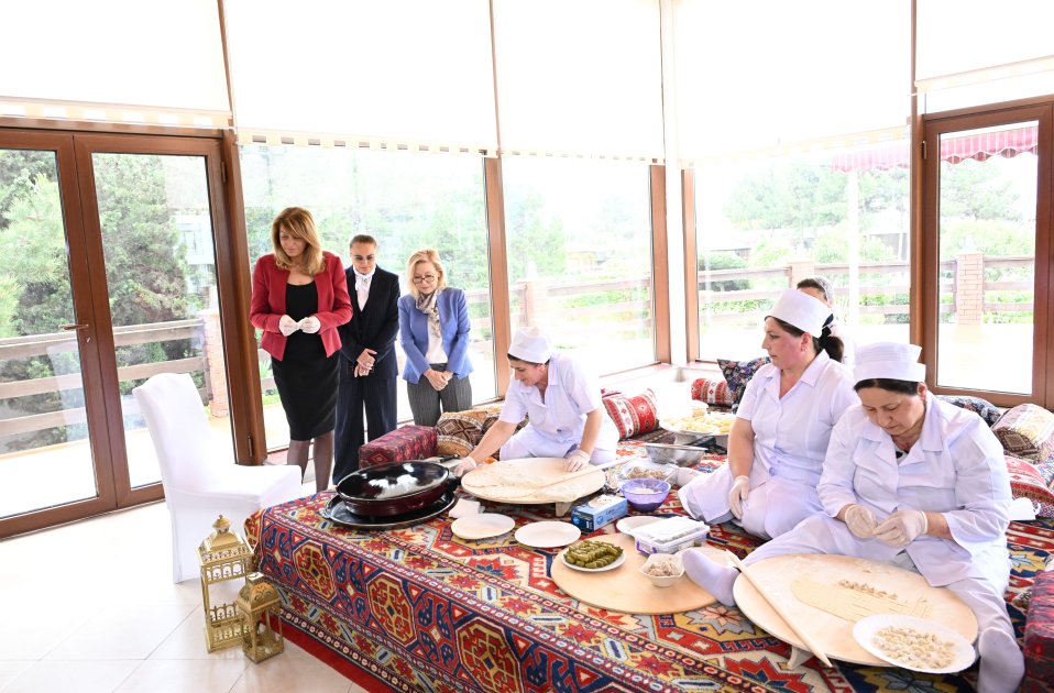 Bolqarıstanın birinci xanımı milli mətbəximizlə tanış oldu - FOTO - foto 1