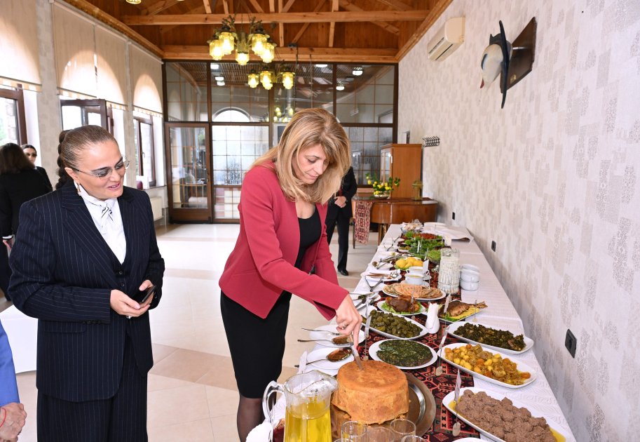 Bolqarıstanın birinci xanımı milli mətbəximizlə tanış oldu - FOTO - foto 7