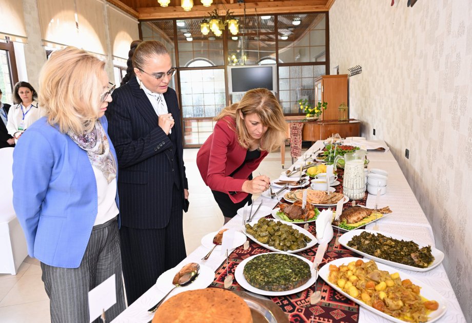 Bolqarıstanın birinci xanımı milli mətbəximizlə tanış oldu - FOTO - foto 8
