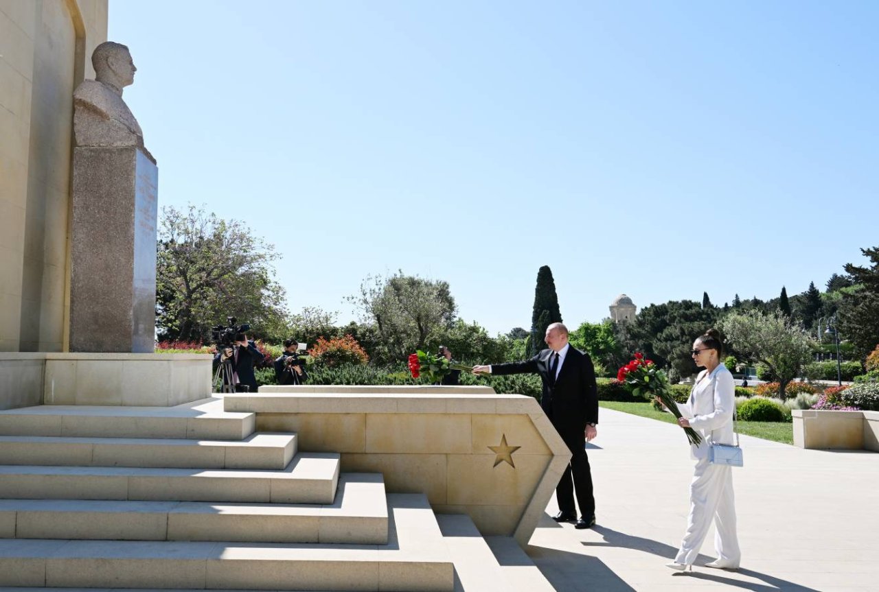 İlham Əliyev və Mehriban Əliyeva Həzi Aslanovun məzarını ziyarət ediblər - FOTO/VİDEO - foto 2