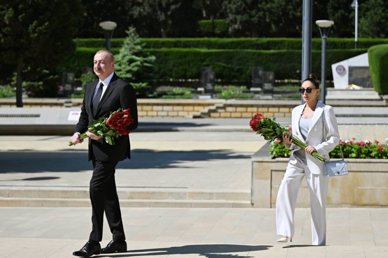İlham Əliyev və Mehriban Əliyeva Həzi Aslanovun məzarını ziyarət ediblər - FOTO/VİDEO - foto 1