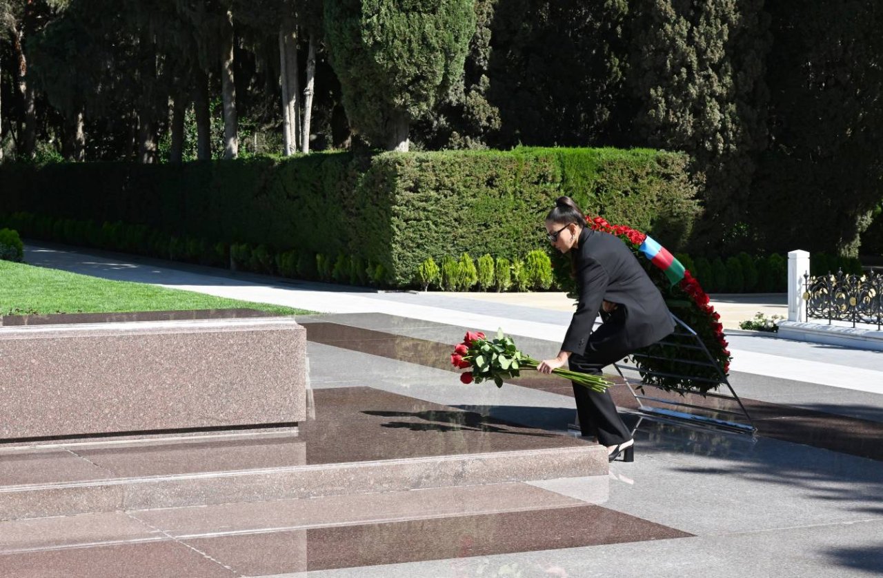 İlham Əliyev və Mehriban Əliyeva Ulu Öndərin məzarını ziyarət etdilər – FOTO/VİDEO - foto 3