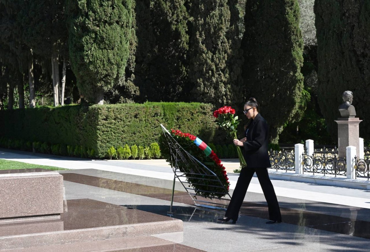 İlham Əliyev və Mehriban Əliyeva Ulu Öndərin məzarını ziyarət etdilər – FOTO/VİDEO - foto 2