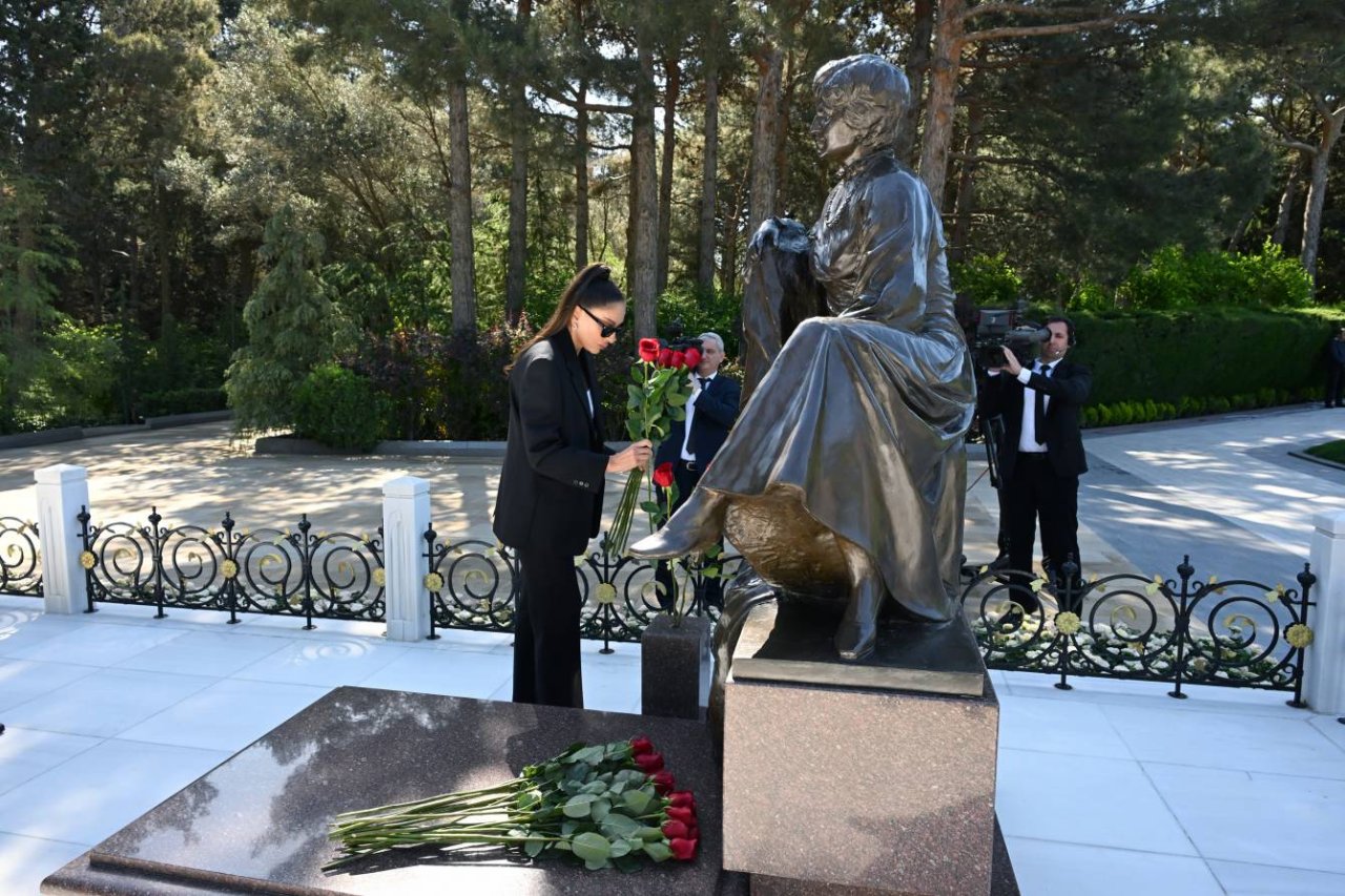 İlham Əliyev və Mehriban Əliyeva Ulu Öndərin məzarını ziyarət etdilər – FOTO/VİDEO - foto 7