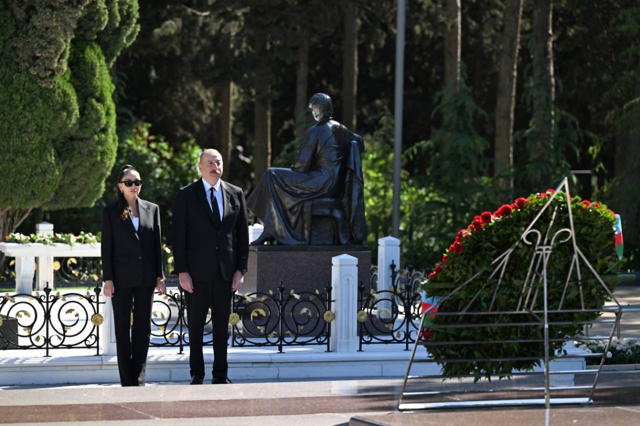 İlham Əliyev və Mehriban Əliyeva Ulu Öndərin məzarını ziyarət etdilər – FOTO/VİDEO - foto 4