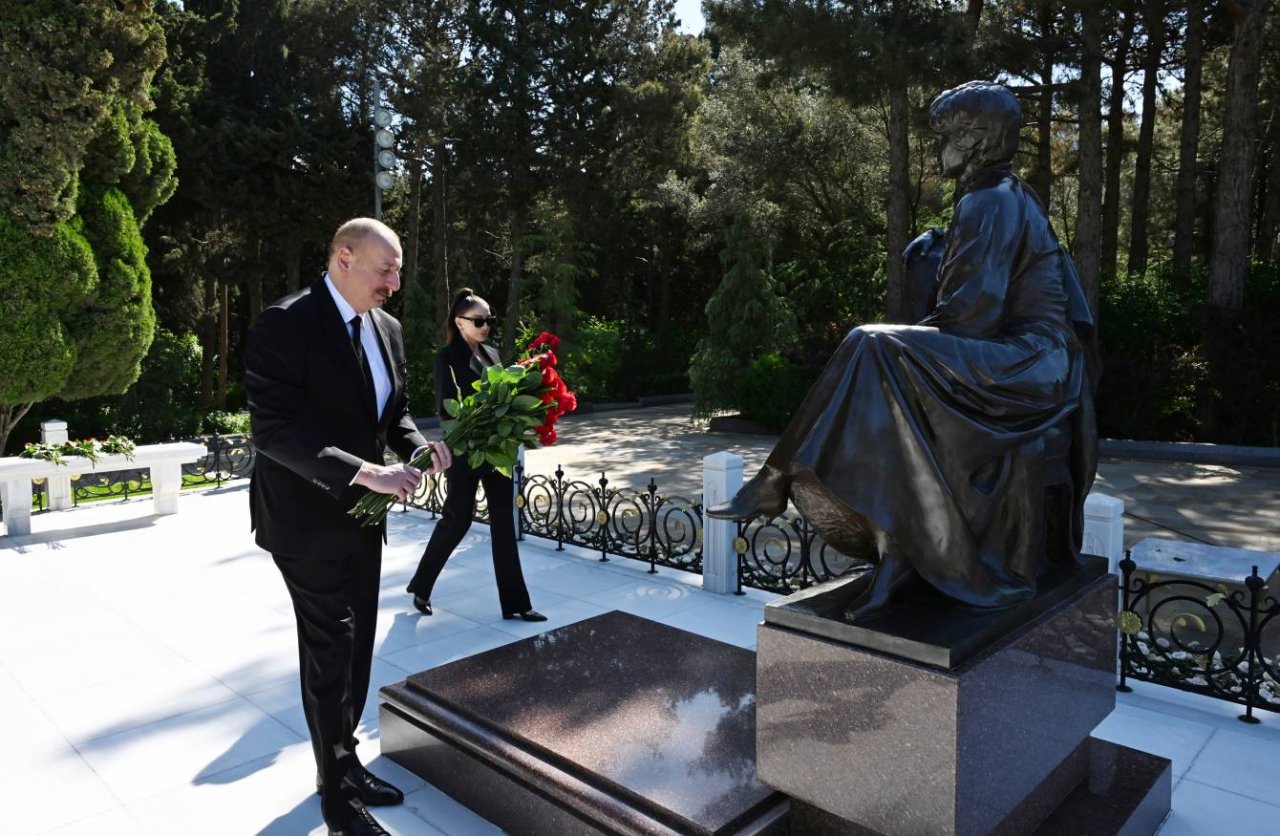 İlham Əliyev və Mehriban Əliyeva Ulu Öndərin məzarını ziyarət etdilər – FOTO/VİDEO - foto 6