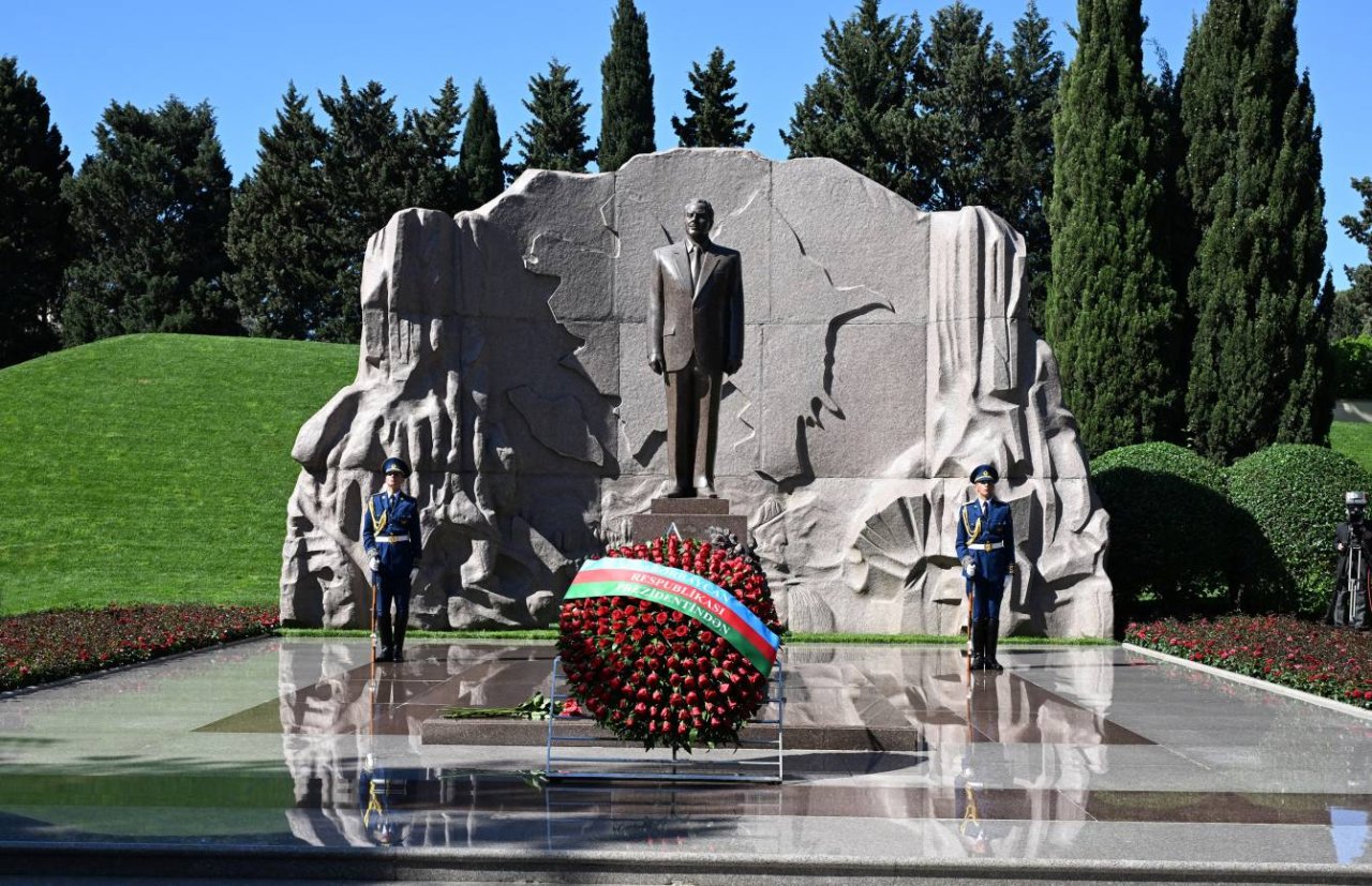 İlham Əliyev və Mehriban Əliyeva Ulu Öndərin məzarını ziyarət etdilər – FOTO/VİDEO - foto 5