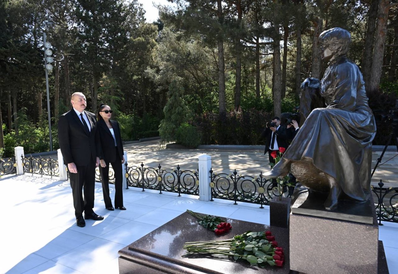 İlham Əliyev və Mehriban Əliyeva Ulu Öndərin məzarını ziyarət etdilər – FOTO/VİDEO - foto 8