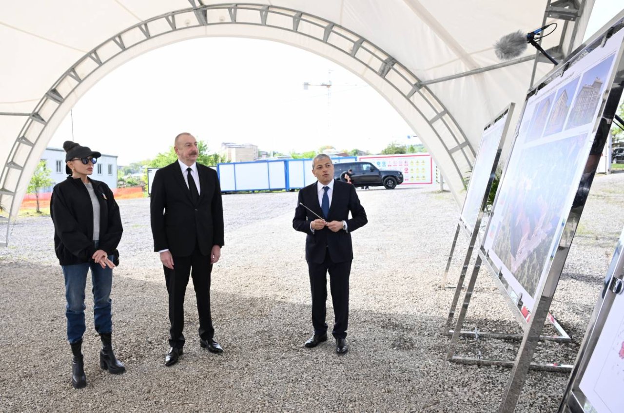 Prezident və Birinci xanım Şuşada üçüncü yaşayış kompleksinin təməlqoyma mərasimində - FOTO - foto 1
