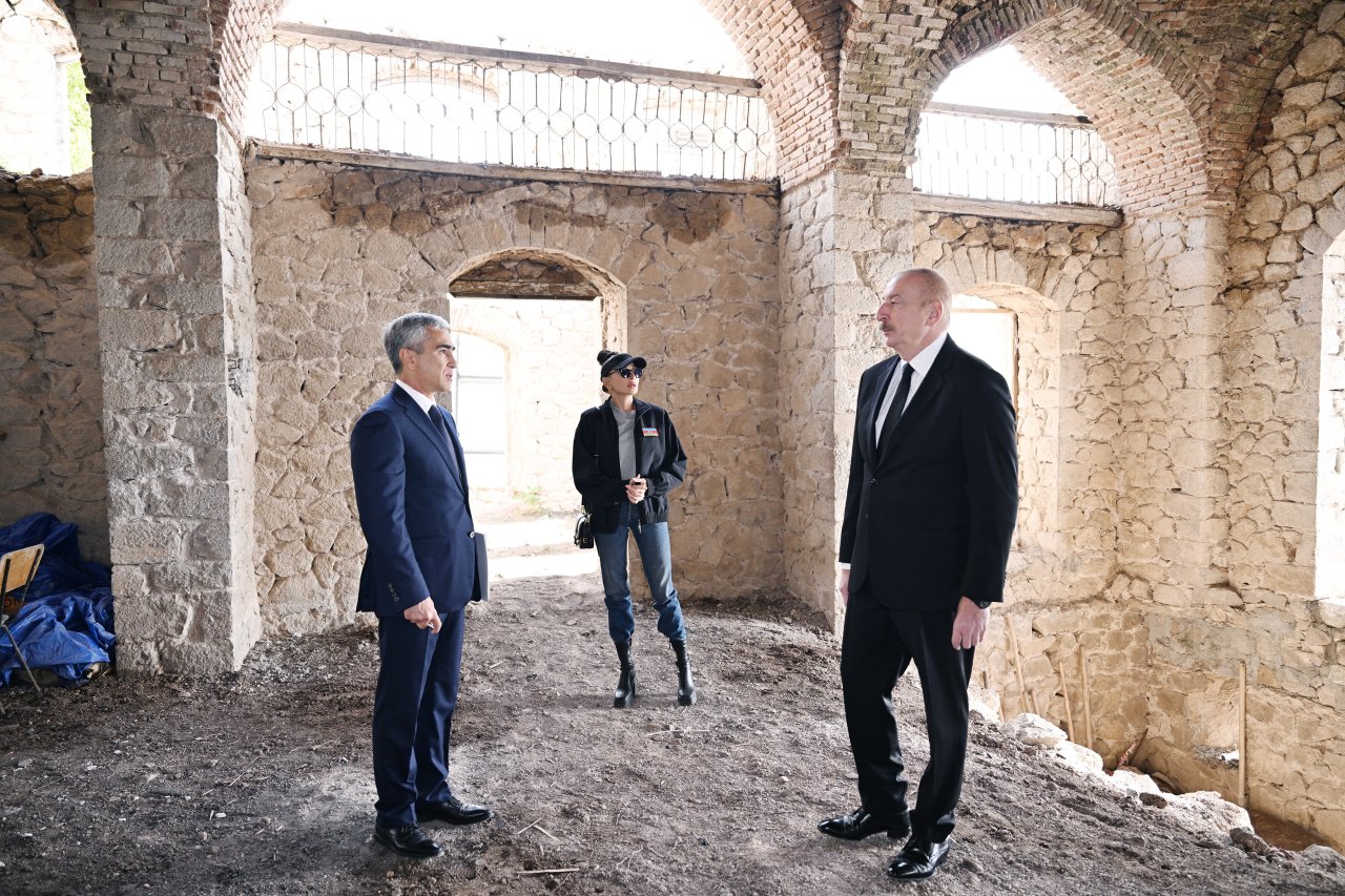 Prezident və Birinci xanım Şuşada Çöl Qala məscidində - FOTO - foto 1