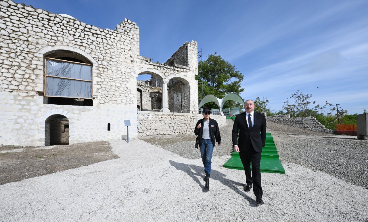 Prezident və Birinci xanım Şuşada Çöl Qala məscidində - FOTO - foto 2