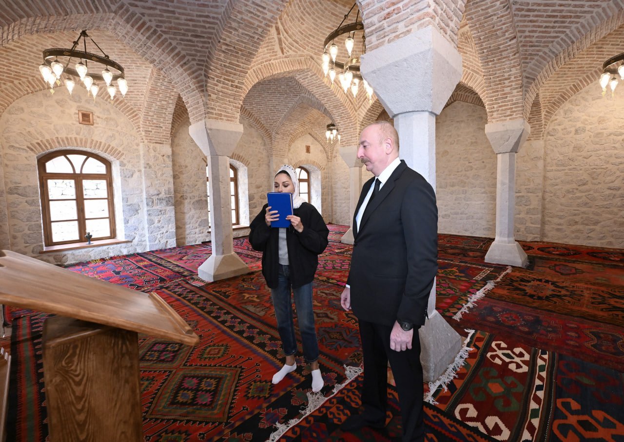İlham Əliyev və Mehriban Əliyeva Mamayı məscidində - YENİLƏNİB/FOTO/VİDEO - foto 2
