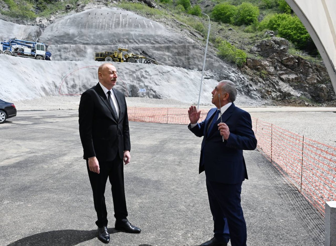 İlham Əliyev Xankəndi-Şuşa-Laçın avtomobil yolunda görülən işlərlə tanış oldu - FOTO - foto 1
