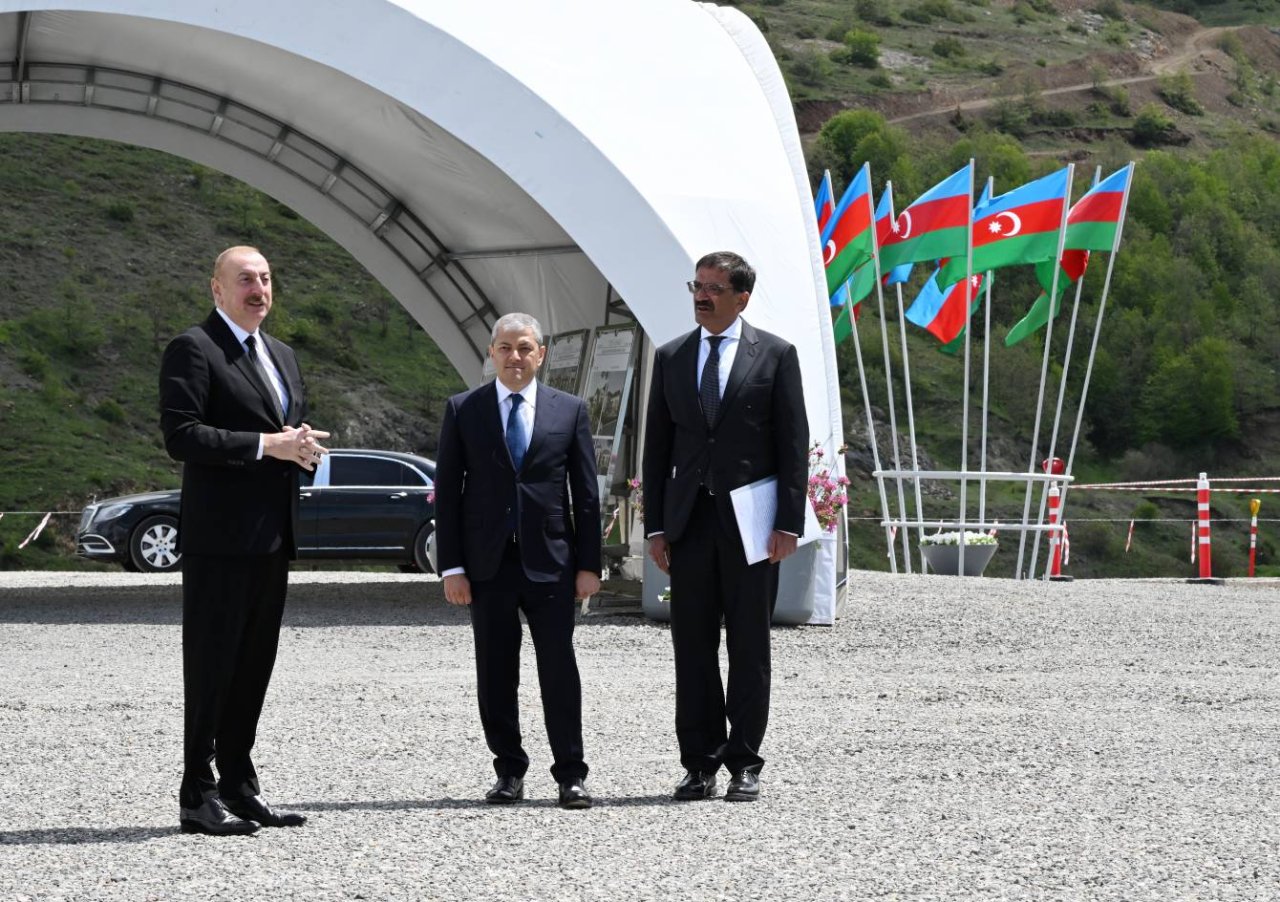 Prezident Turşsu qəsəbəsinin təməlini qoydu - YENİLƏNİB/FOTO - foto 1