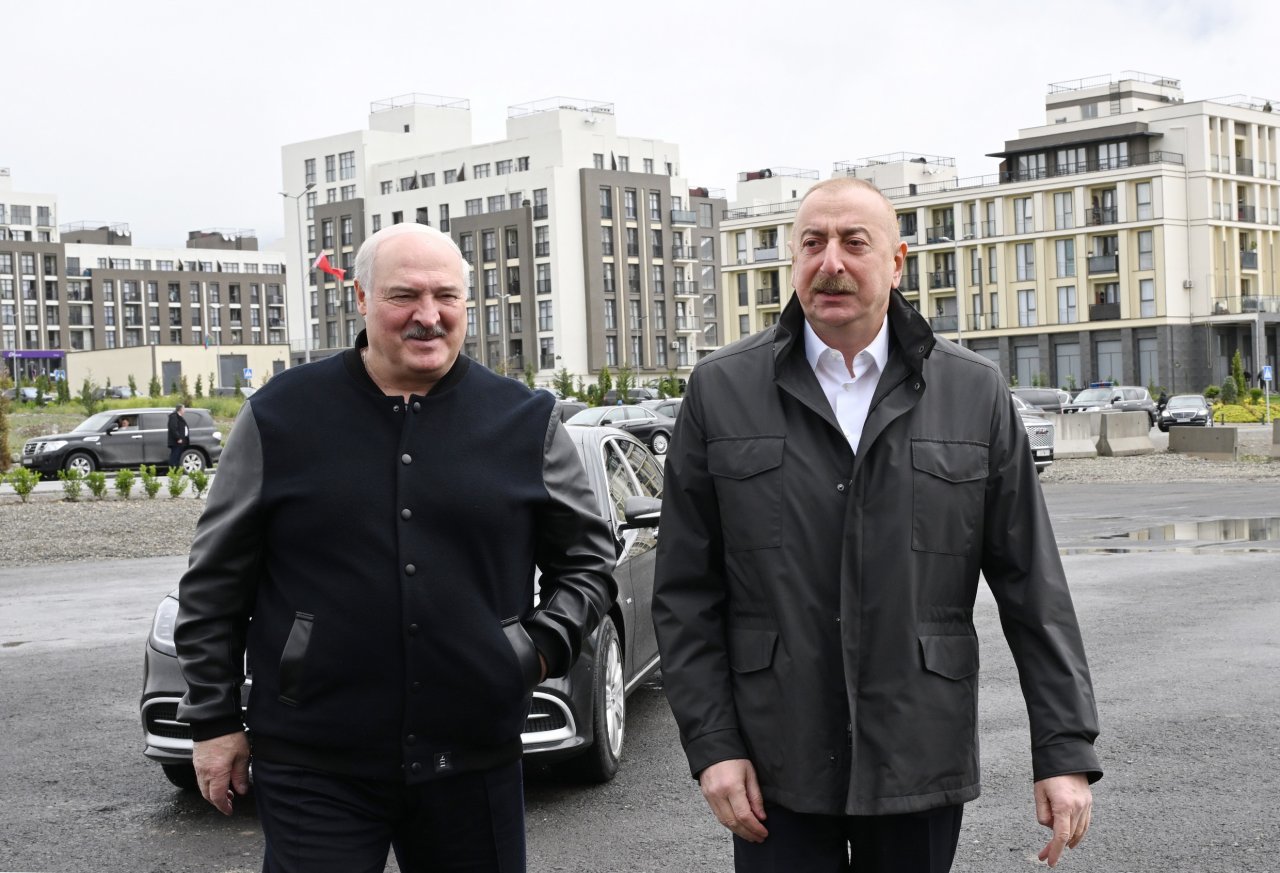 Azərbaycan və Belarus prezidentləri Füzuli şəhərinin dağıdılmış yerlərinə baxdılar – FOTO/VİDEO - foto 1