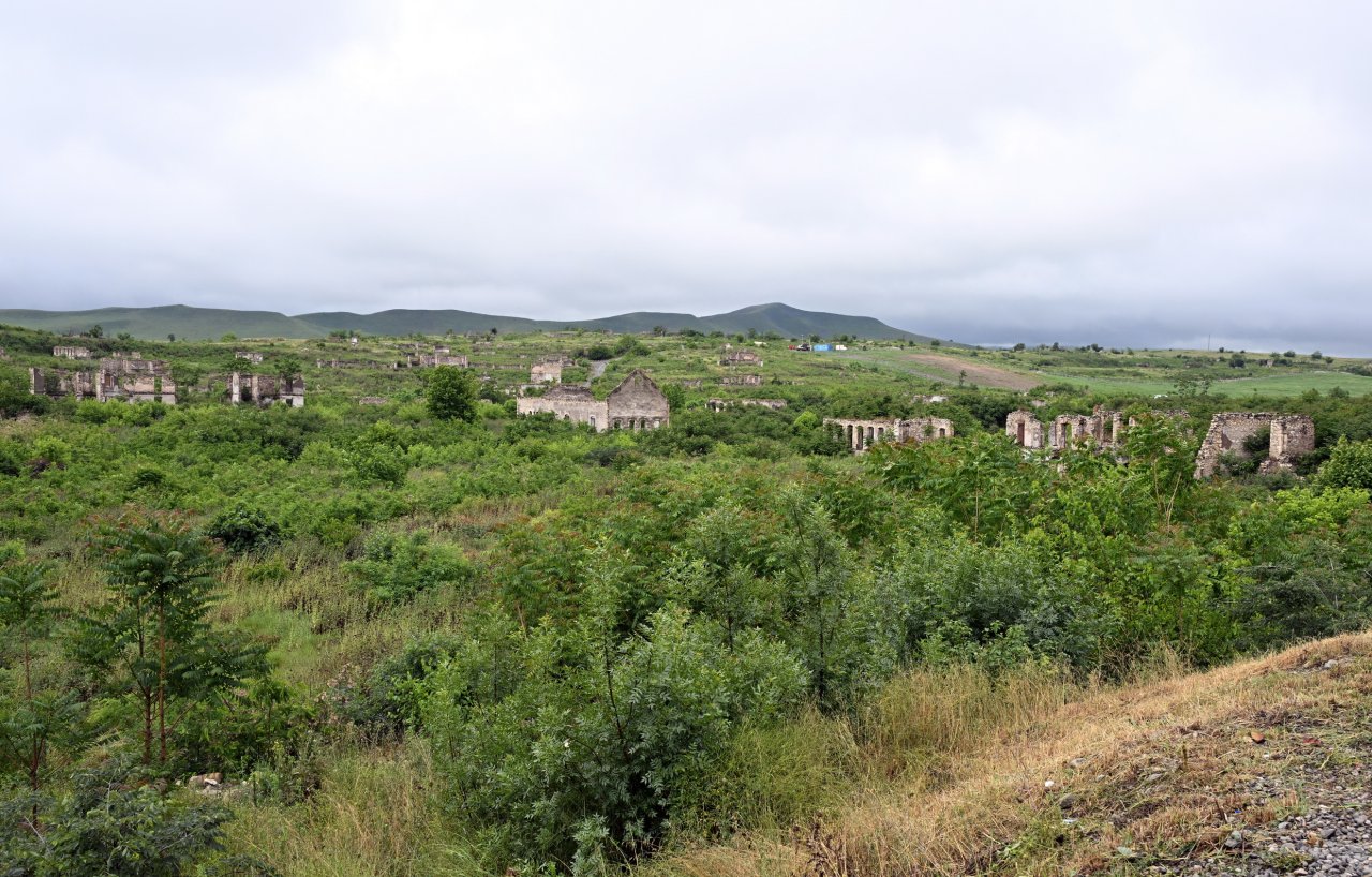 Azərbaycan və Belarus prezidentləri Füzuli şəhərinin dağıdılmış yerlərinə baxdılar – FOTO/VİDEO - foto 3
