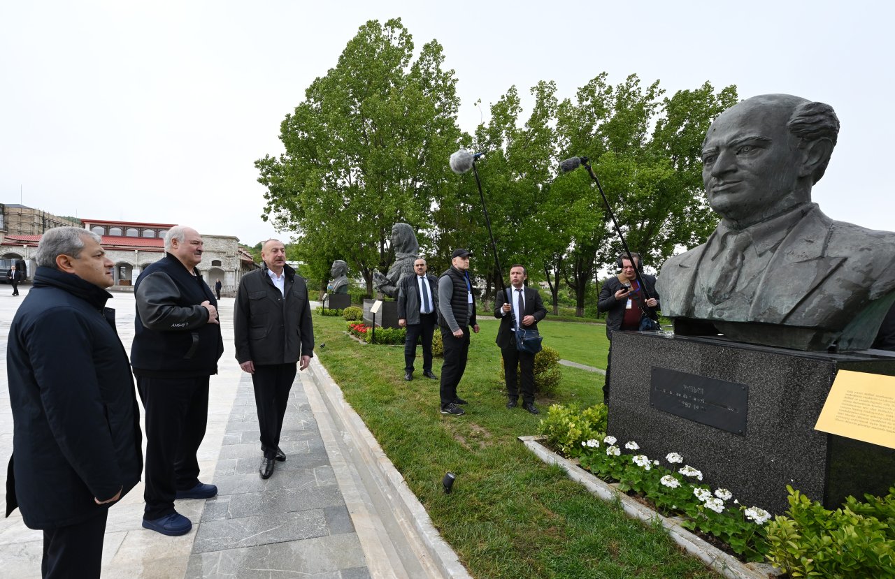 Prezidentlər Şuşada erməni vandalizminə məruz qalan heykəllərə baxdılar - FOTO - foto 1