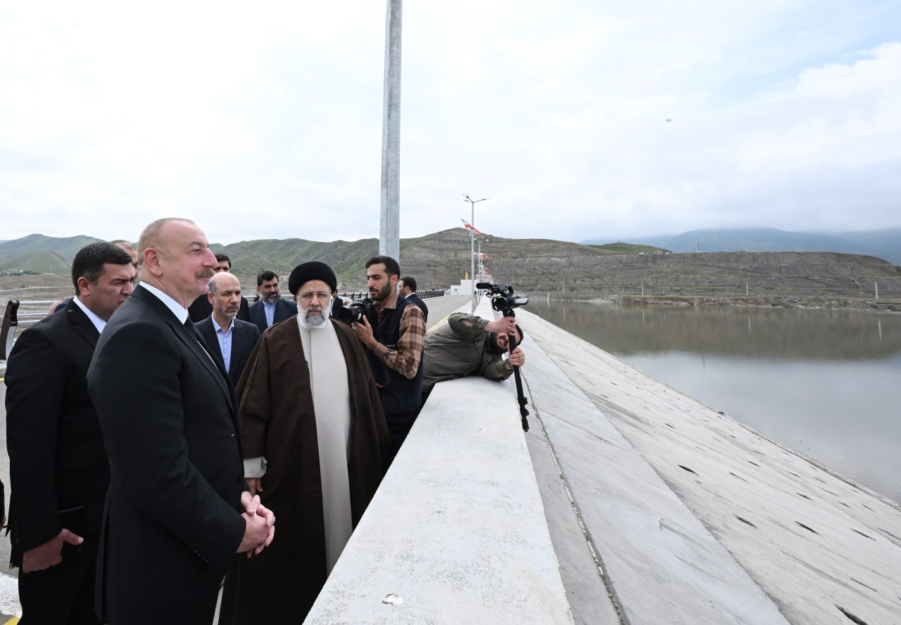 İlham Əliyev və Rəisidən dövlət sərhədində səmimi görüntülər - FOTO - foto 6