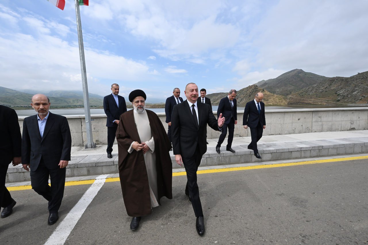 İlham Əliyev və Rəisidən dövlət sərhədində səmimi görüntülər - FOTO - foto 4