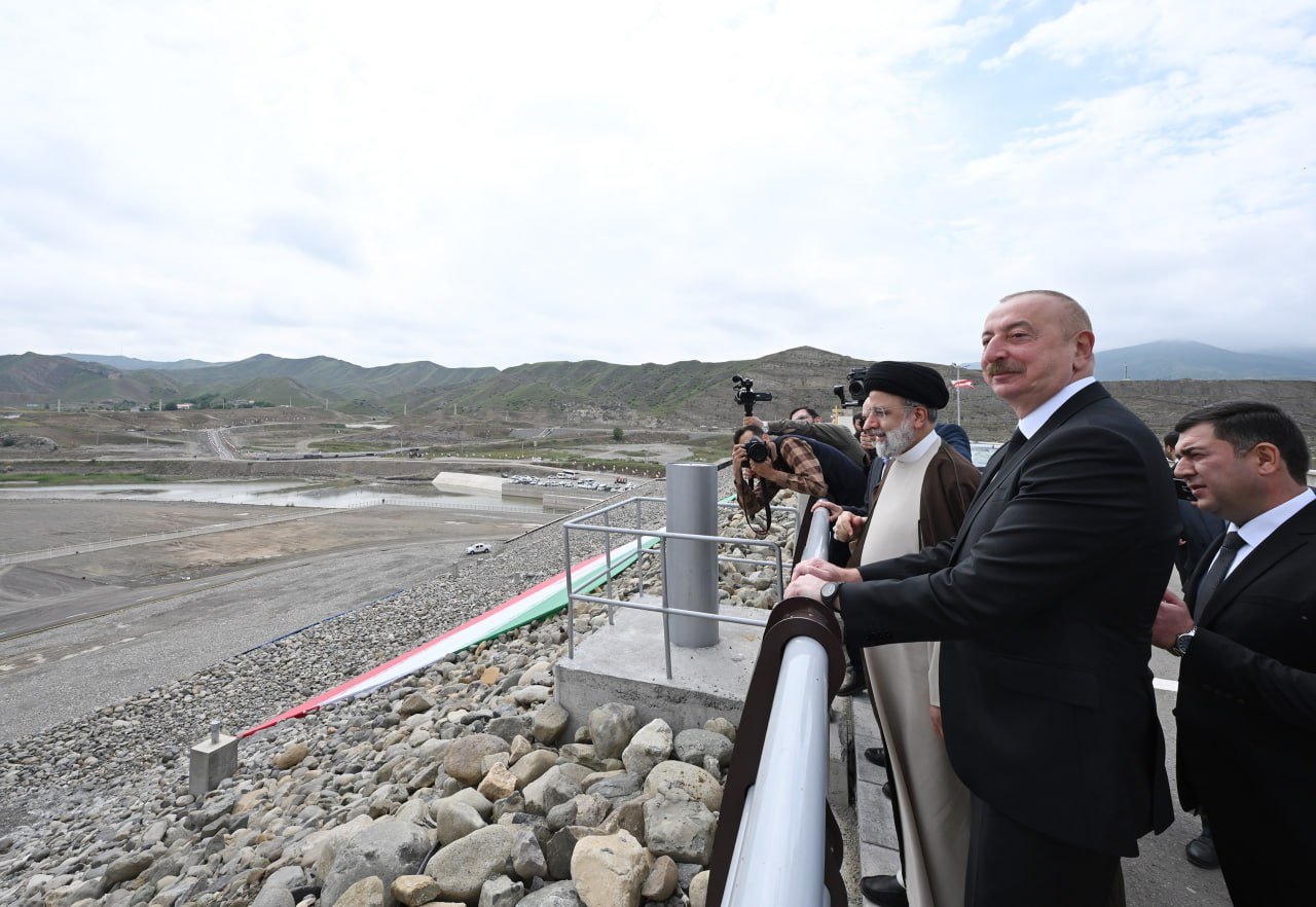 İlham Əliyev və Rəisidən dövlət sərhədində səmimi görüntülər - FOTO - foto 3