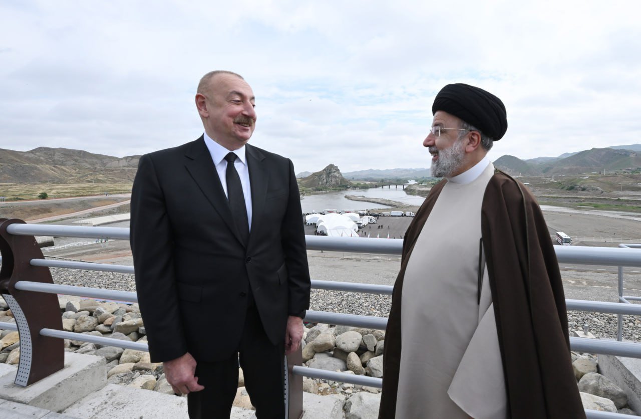 İlham Əliyev və Rəisidən dövlət sərhədində səmimi görüntülər - FOTO - foto 2
