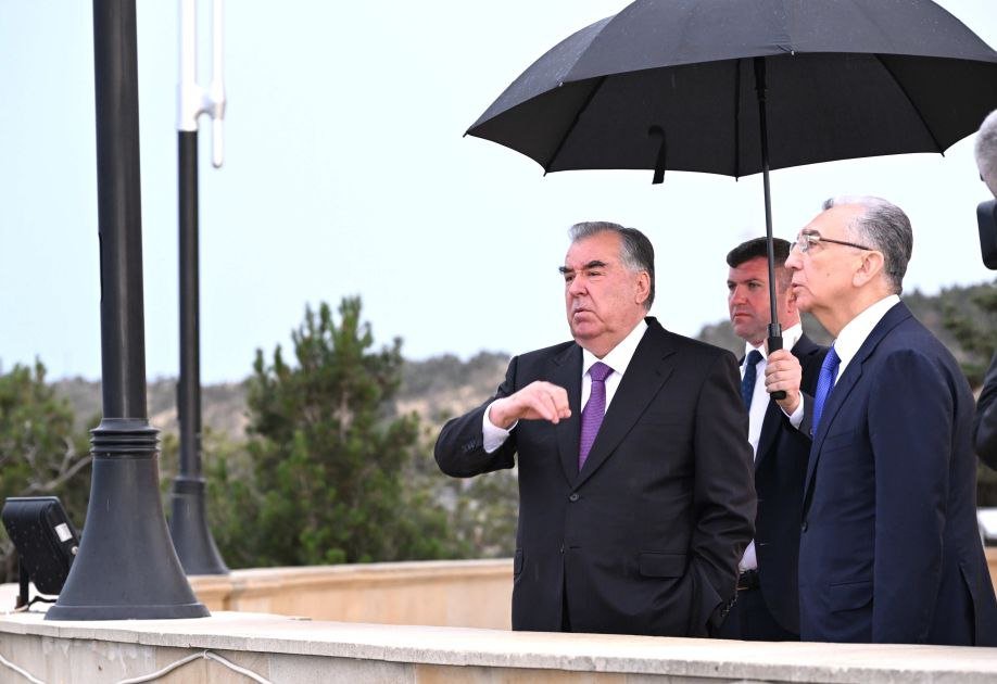 Emoməli Rəhmon Şəhidlər xiyabanını ziyarət edib - FOTO - foto 1