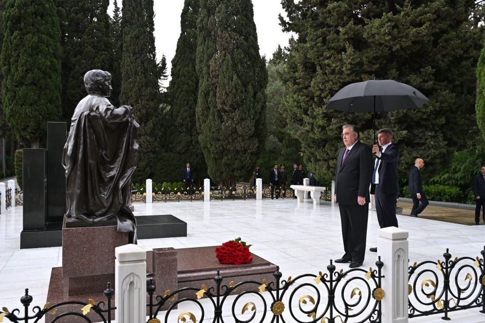 Tacikistan Prezidenti Ulu Öndərin məzarını ZİYARƏT EDİB - FOTO - foto 1