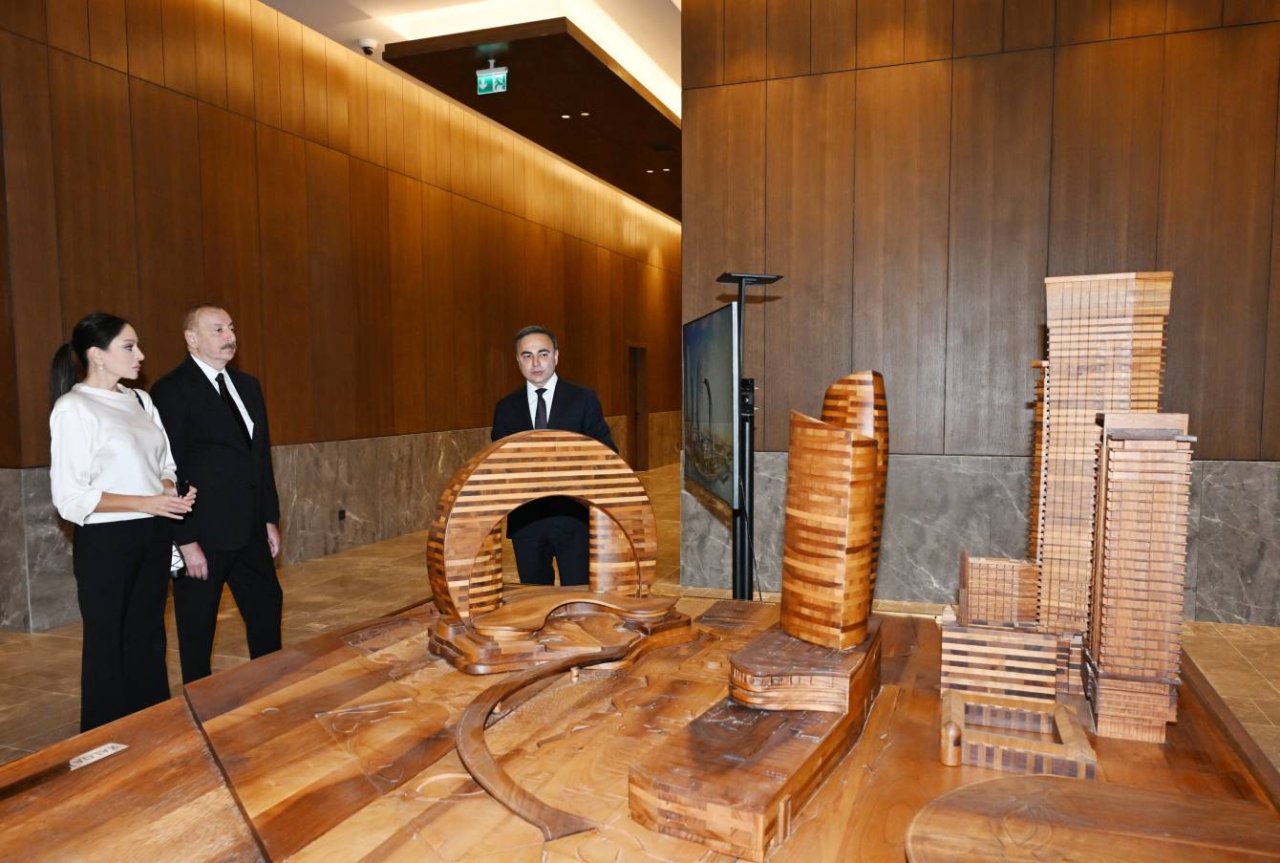 İlham Əliyev və Mehriban Əliyeva Bakıda ticarət mərkəzinin açılışında iştirak ediblər - FOTO - foto 1