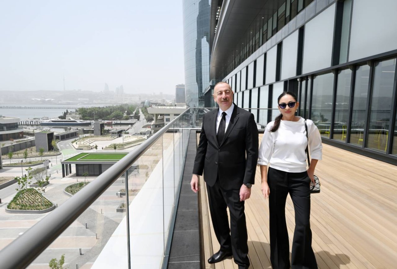 İlham Əliyev və Mehriban Əliyeva Bakıda ticarət mərkəzinin açılışında iştirak ediblər - FOTO - foto 12