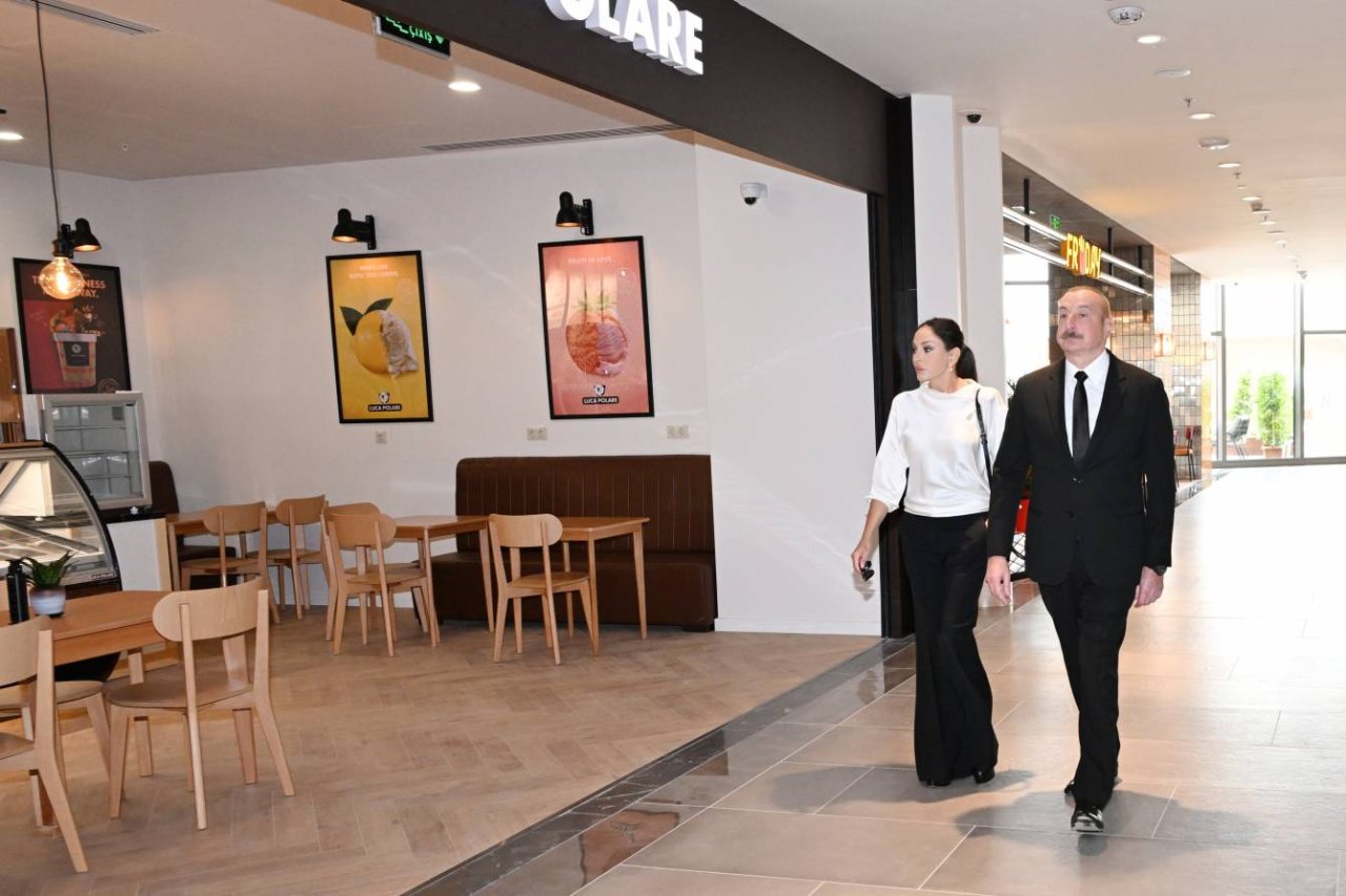 İlham Əliyev və Mehriban Əliyeva Bakıda ticarət mərkəzinin açılışında iştirak ediblər - FOTO - foto 4