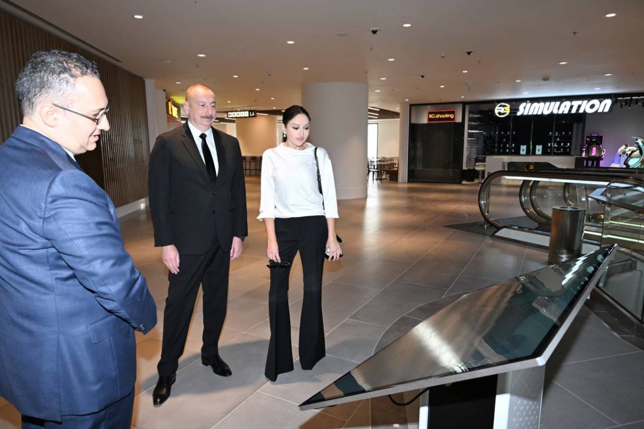 İlham Əliyev və Mehriban Əliyeva Bakıda ticarət mərkəzinin açılışında iştirak ediblər - FOTO - foto 2
