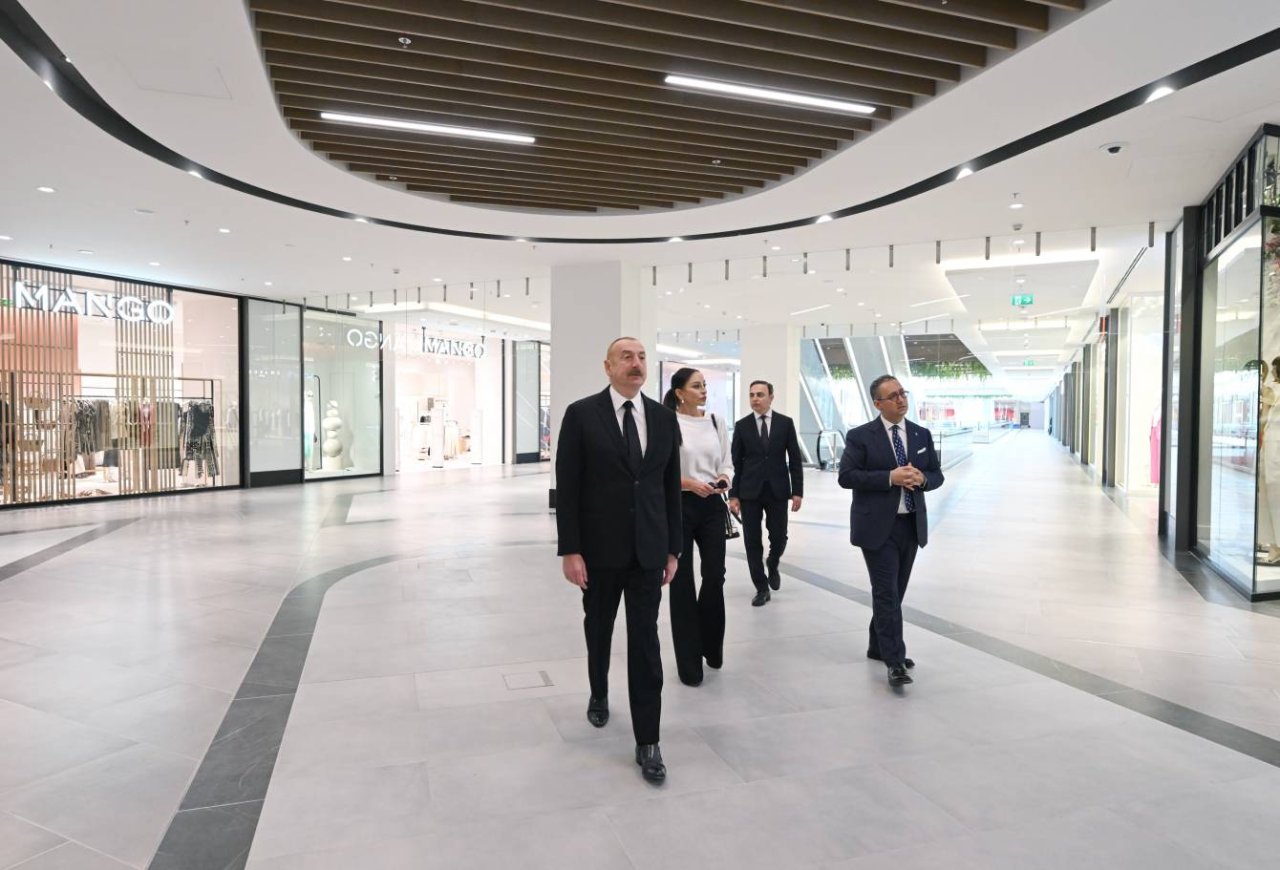 İlham Əliyev və Mehriban Əliyeva Bakıda ticarət mərkəzinin açılışında iştirak ediblər - FOTO - foto 13