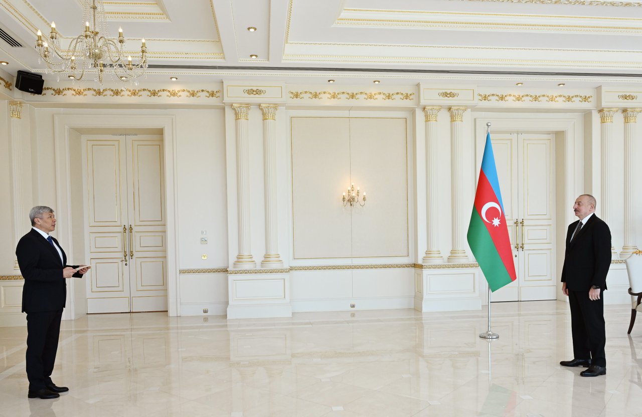 Prezident Qırğız Respublikasının yeni səfirinin etimadnaməsini qəbul etdi - FOTO - foto 1