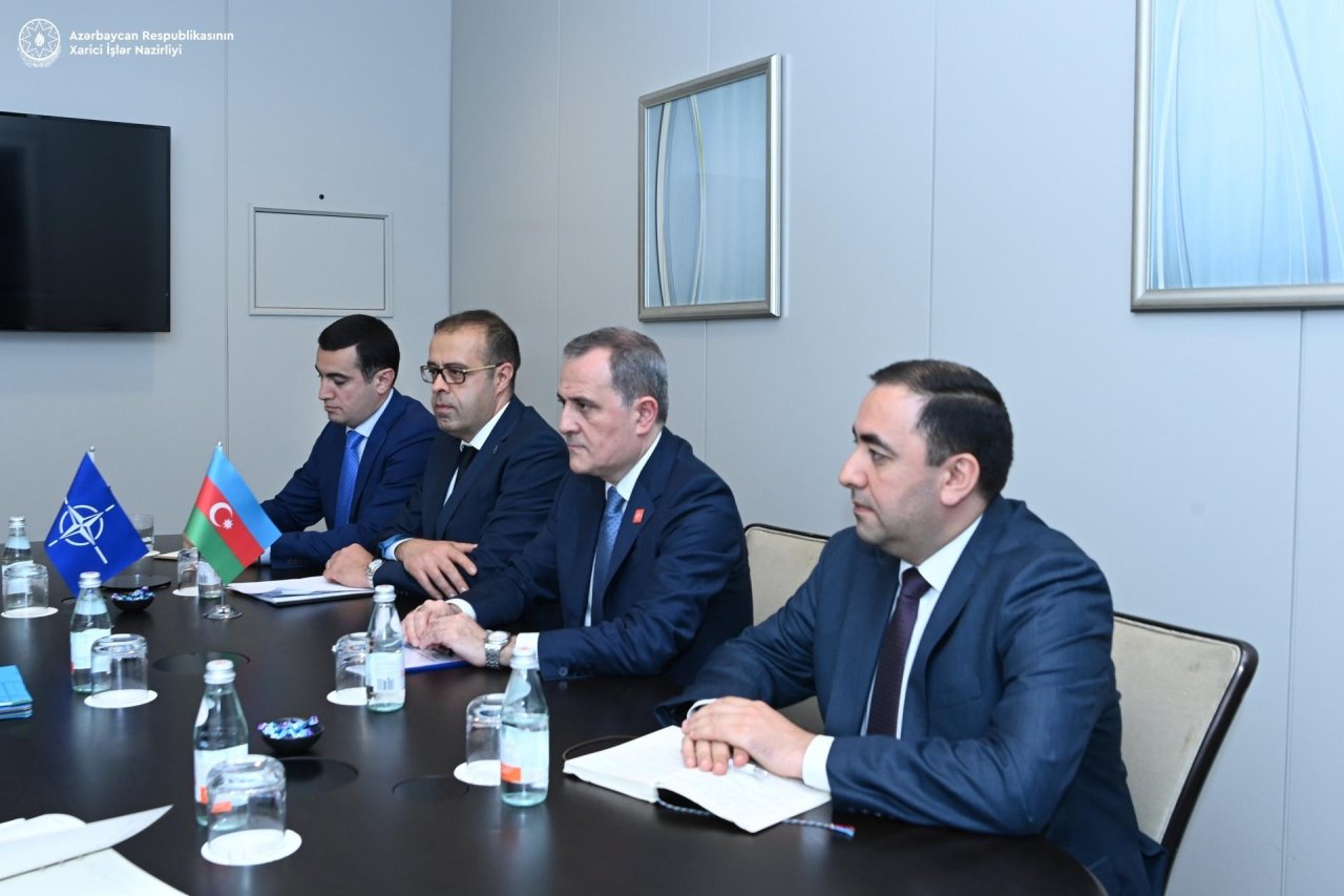 Ceyhun Bayramov NATO rəsmisi ilə Azərbaycan-Ermənistan sülh prosesini müzakirə etdi - FOTO - foto 3