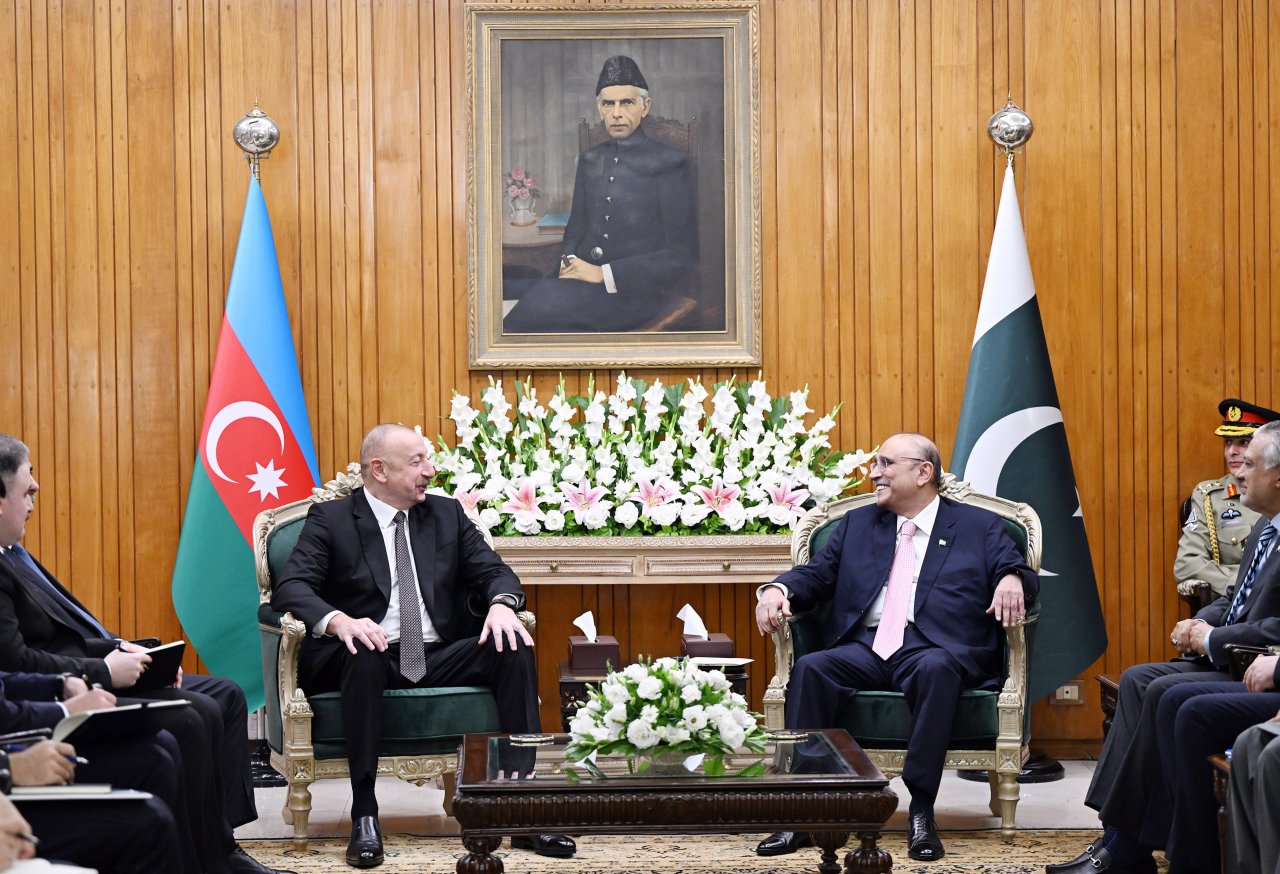 İlham Əliyevin Pakistan Prezidenti ilə geniş tərkibdə görüşü KEÇİRİLDİ - FOTO/VİDEO - foto 1