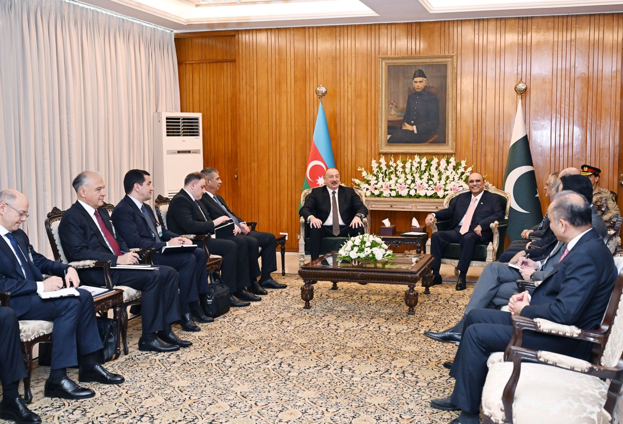 İlham Əliyevin Pakistan Prezidenti ilə geniş tərkibdə görüşü KEÇİRİLDİ - FOTO/VİDEO - foto 2