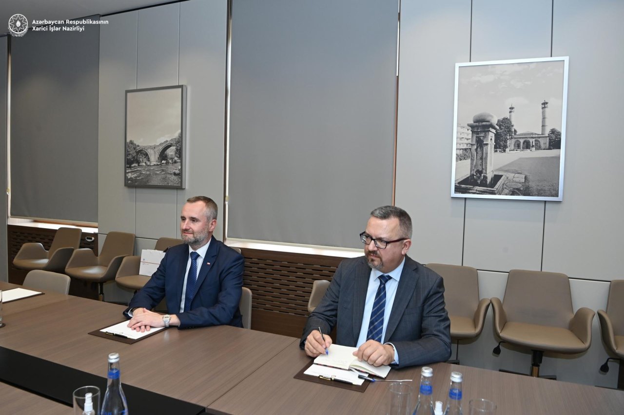 Ceyhun Bayramov Polşa səfiri ilə regional məsələləri müzakirə edib - FOTO - foto 1