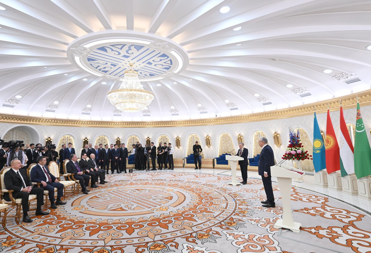 İlham Əliyev Şavkat Mirziyoyevin təltifolunma MƏRASİMİNDƏ - FOTO/VİDEO - foto 1