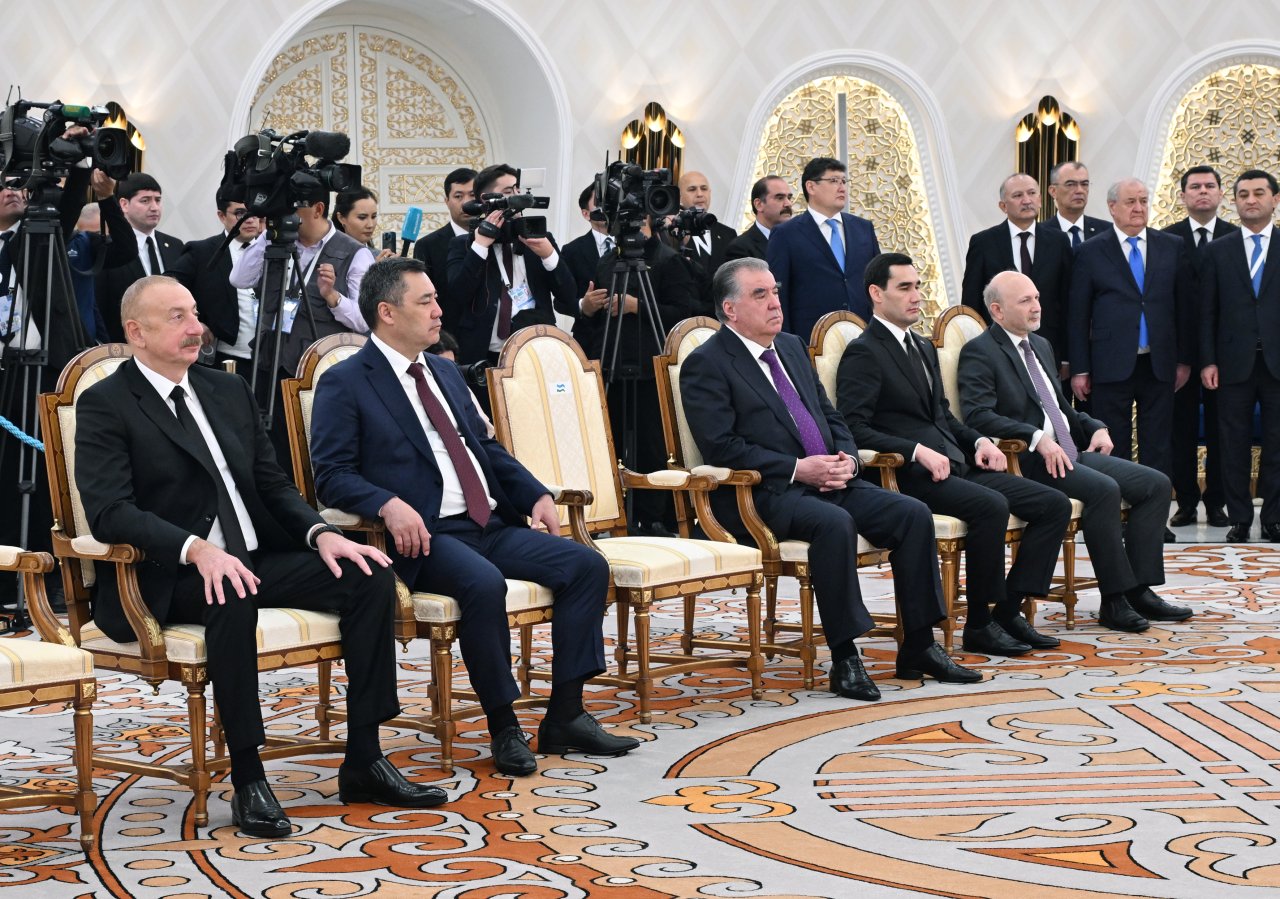 İlham Əliyev Şavkat Mirziyoyevin təltifolunma MƏRASİMİNDƏ - FOTO/VİDEO - foto 2