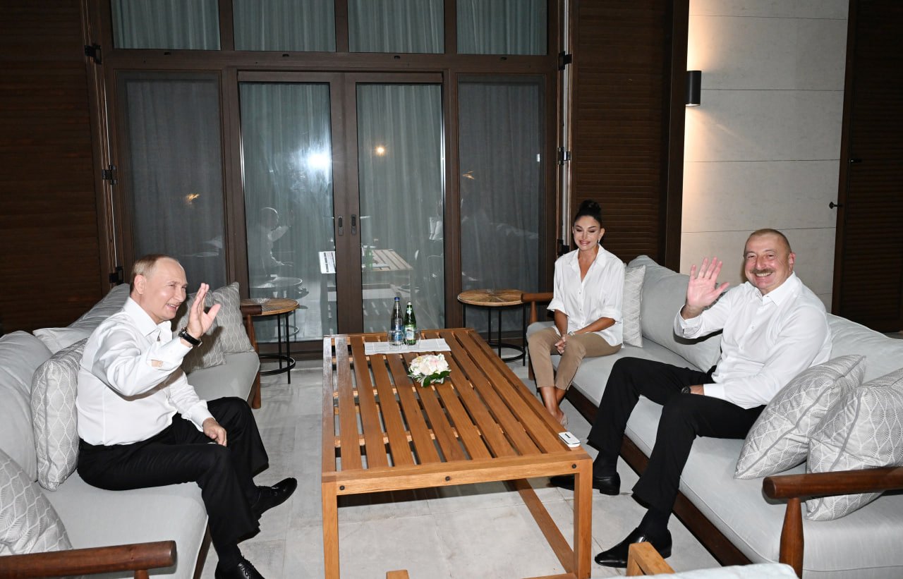 İlham Əliyev və birinci xanım Mehriban Əliyeva evlərində Vladimir Putinlə şam ediblər - FOTO/VİDEO - foto 4
